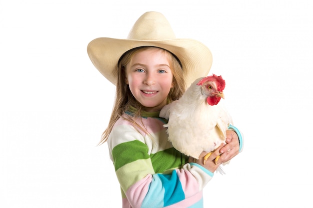 Agriculteur fille enfant blond tenant une poule blanche sur les bras