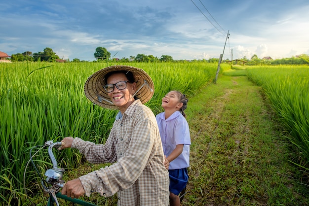 Un agriculteur avec une fille portant un chapeau vietnamien