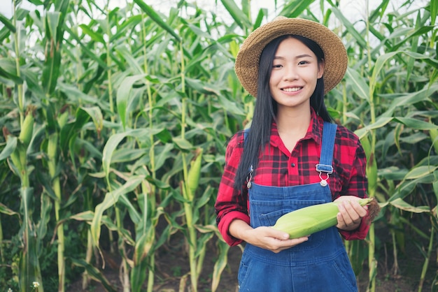 Agriculteur heureux dans le champ de maïs