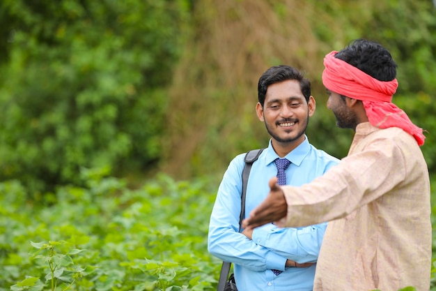 Agriculteur indien discutant avec l'agronome à la ferme et recueillant des informations