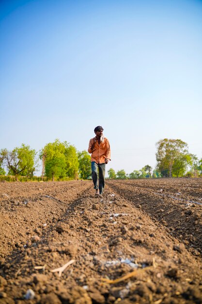 Agriculteur indien ou main-d'œuvre Tuyau d'irrigation goutte à goutte assemblé dans le domaine de l'agriculture. scène rurale.