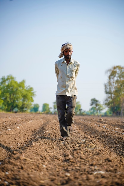 Agriculteur indien ou main-d'œuvre Tuyau d'irrigation goutte à goutte assemblé dans le domaine de l'agriculture. scène rurale.