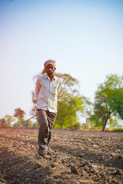 Agriculteur indien ou main-d'œuvre Tuyau d'irrigation goutte à goutte assemblé dans le domaine de l'agriculture. scène rurale.