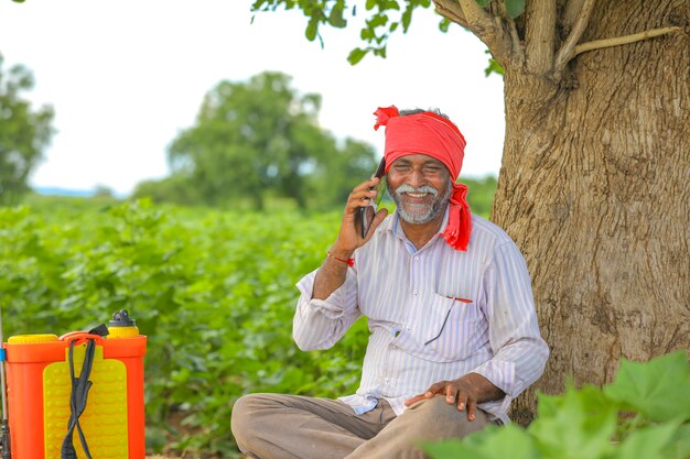 Agriculteur Indien Parlant De Téléphone Mobile Au Domaine De L'agriculture