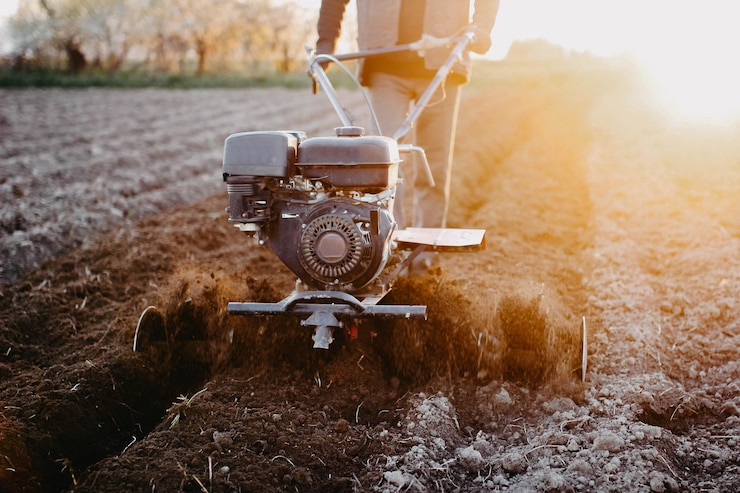 Photo un agriculteur laboure la terre avec un tracteur à conducteur marchant dans l'agriculture domestique du village