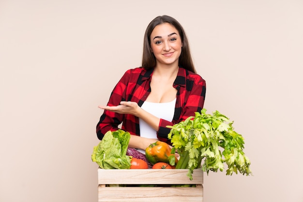 Agriculteur avec des légumes fraîchement cueillis dans une boîte