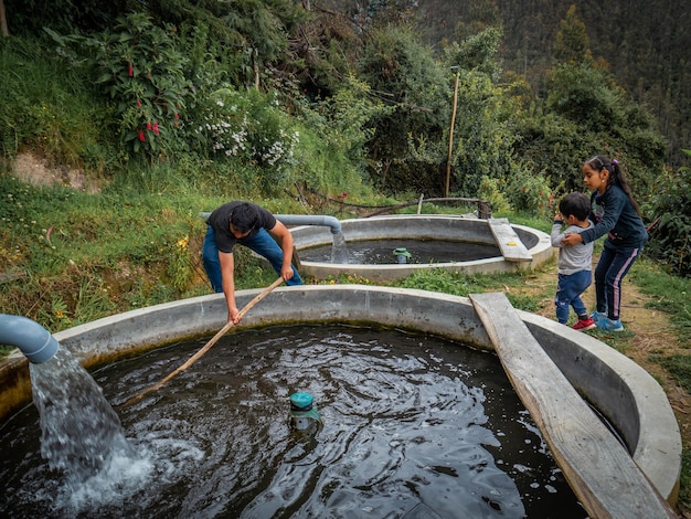 Agriculteur pêchant la truite dans une pisciculture