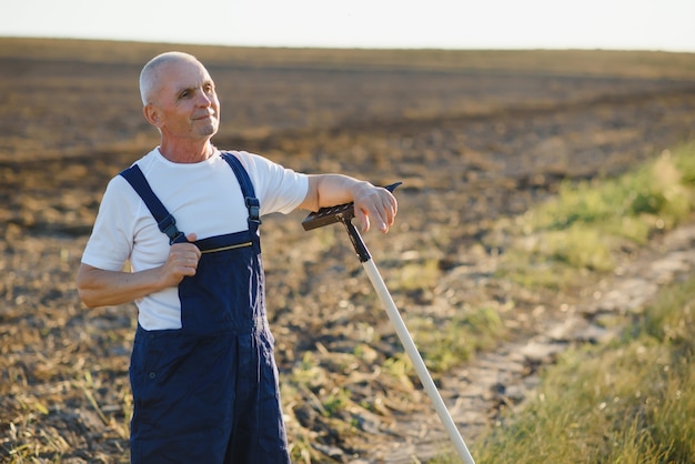 Agriculteur senior travaillant dans le domaine