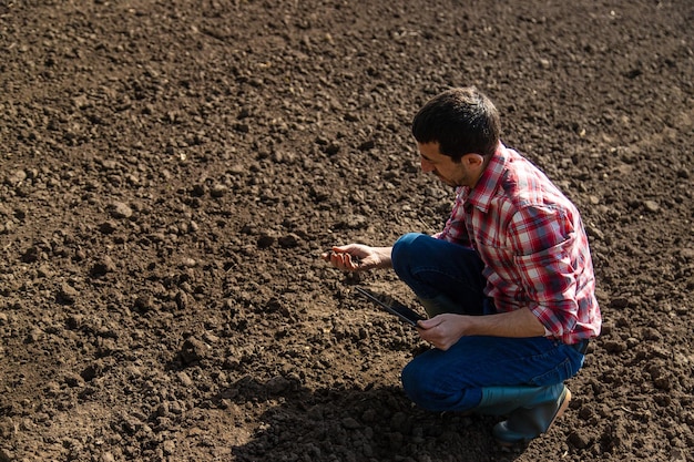 Un agriculteur sur le terrain vérifie le sol Mise au point sélective