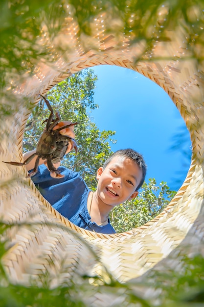 Agriculteur Thaïlandais Attraper Des Crabes Dans Les Videurs Joyeusement