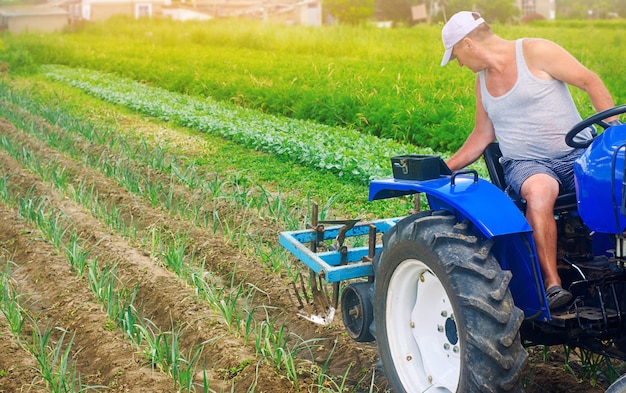 Un agriculteur sur un tracteur laboure un champ.