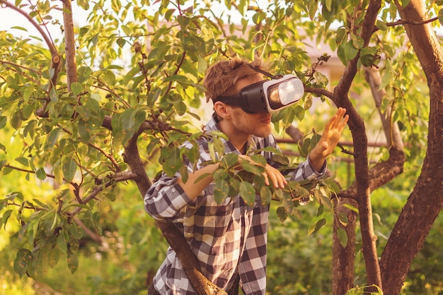 Agriculteur utilisant ses lunettes cr pour planter des arbres