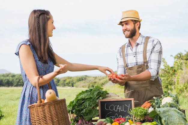 Agriculteur vendant ses produits biologiques