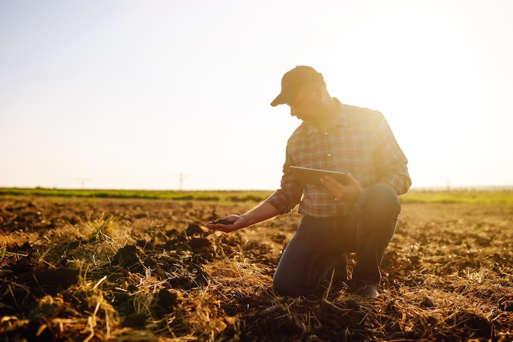 Photo l'agriculteur vérifie la qualité du sol avant de semer le concept de jardinage agricole ou d'écologie