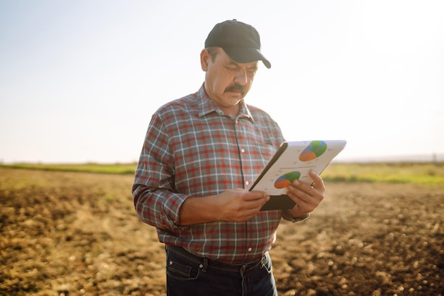 L'agriculteur vérifie la qualité du sol avant de semer le concept de jardinage agricole ou d'écologie