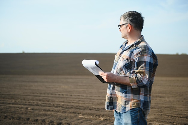 Un agriculteur vérifie la qualité du sol avant de semer