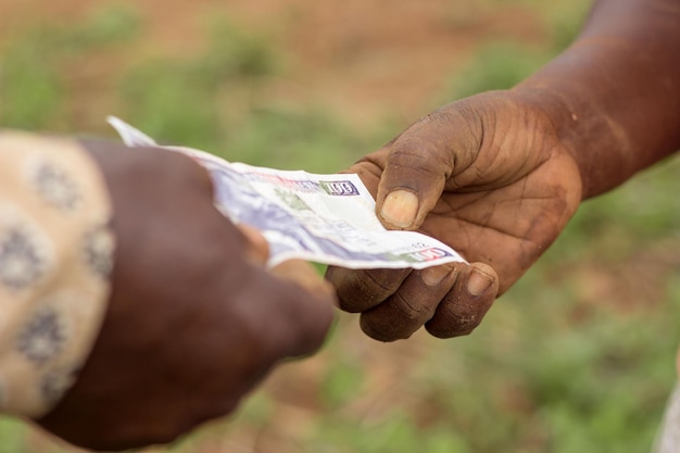 Photo les agriculteurs échangeant de l'argent en shilling kenyan se concentrent sur les mains