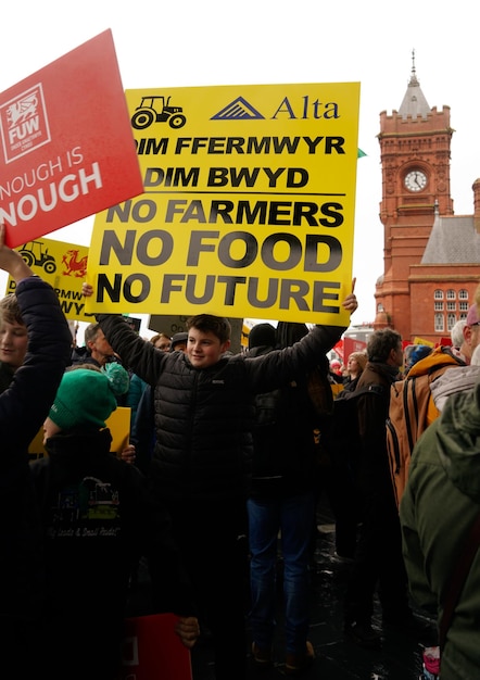 Photo des agriculteurs gallois manifestent au senedd cardiff au pays de galles le 28 février 2024