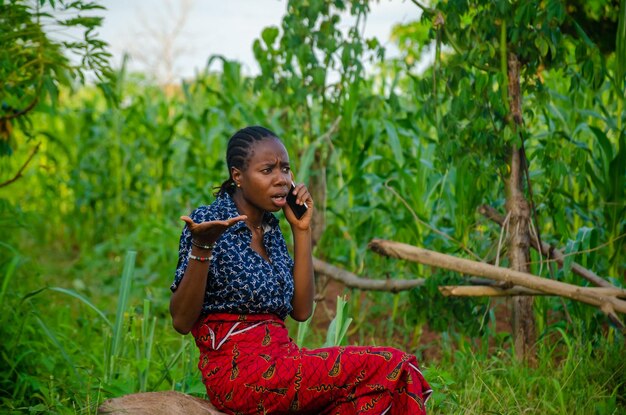 Agricultrice africaine faisant un appel téléphonique