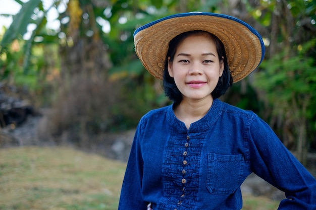 Une agricultrice asiatique porte un visage souriant en costume traditionnel