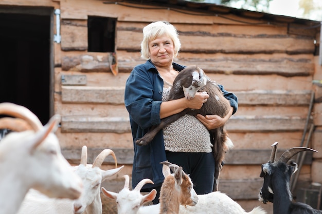 Agricultrice avec des chèvres