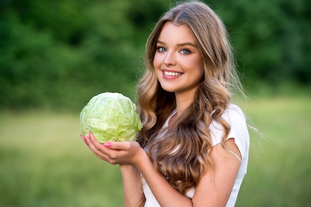 agricultrice conserve des légumes frais cultivés. Récolte à la ferme.