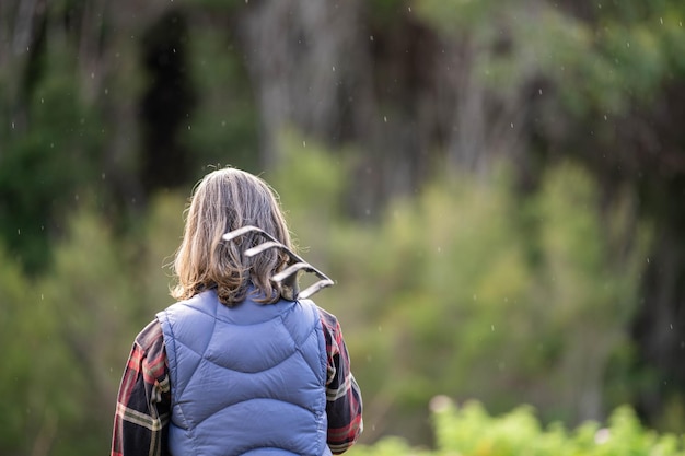 agricultrice dans un champ en Australie sous la pluie