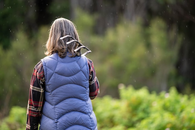 agricultrice dans un champ en Australie sous la pluie