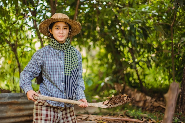 Une agricultrice faisant ses champs