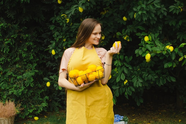 Agricultrice avec un panier de citrons dans ses mains