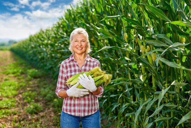 Agricultrice avec une récolte de maïs