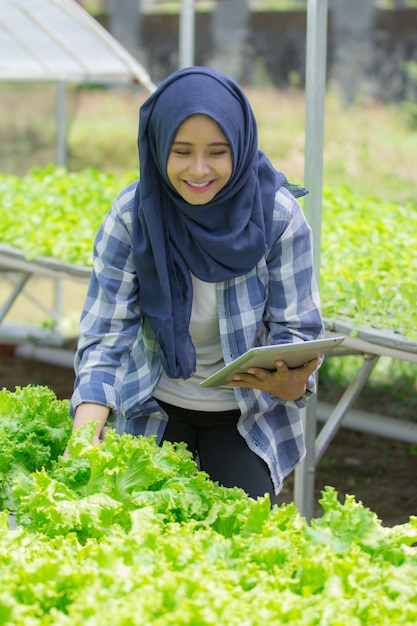 Agricultrice avec tablette