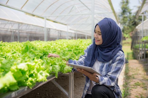 Agricultrice avec tablette