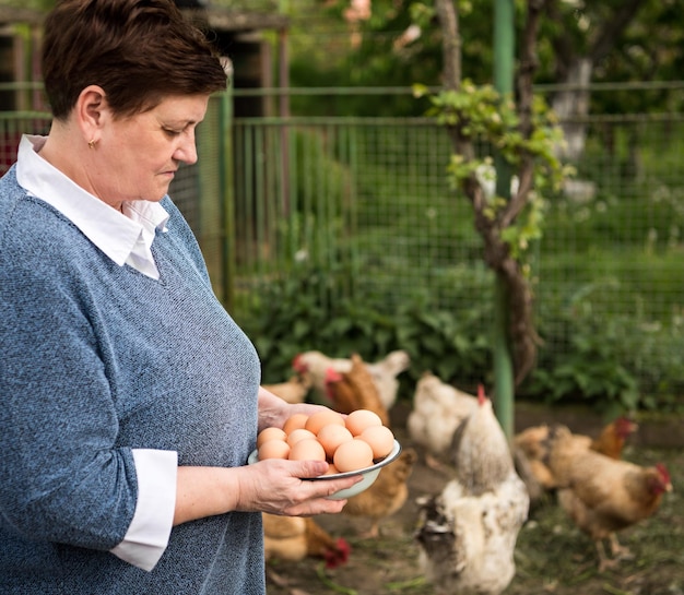 Agricultrice tenant des œufs biologiques frais