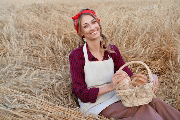 Agricultrice tenant un panier avec du pain