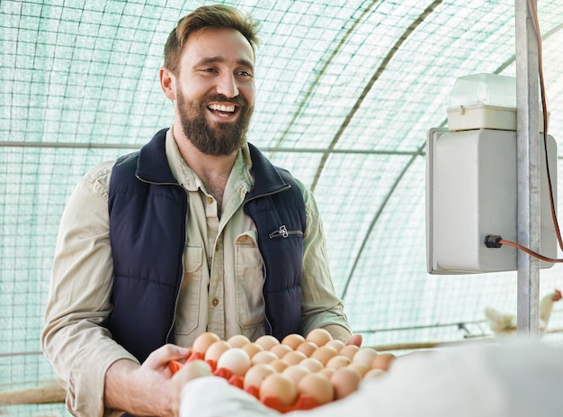 Photo agriculture agricole et homme avec des œufs pour le contrôle de la qualité, la croissance, la production et l'industrie alimentaire campagne d'élevage de volailles et agriculteur avec des œufs de poule pour la logistique, le marché et l'inspection des protéines