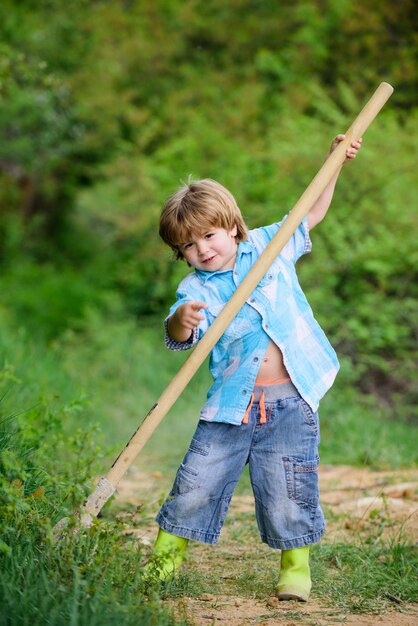 Agriculture et agriculture culture humaine et nature jour de la terre vie écologique activité estivale heureux enfant agriculteur utiliser pelle de jardin printemps petit enfant jardinier planter une fleur Profiter du printemps