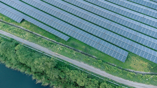 L'agriculture à base de cellules solaires à côté de rivières et d'usines dans une zone industrielle