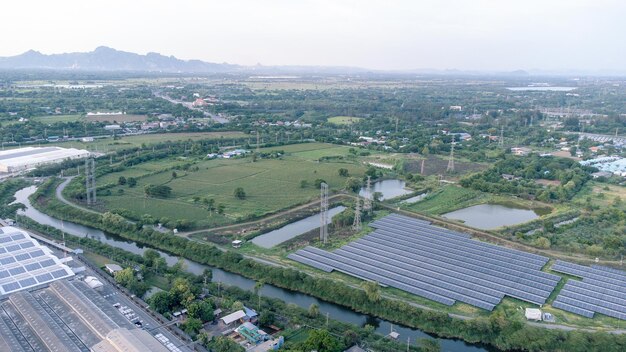 L'agriculture à base de cellules solaires à côté de rivières et d'usines dans une zone industrielle