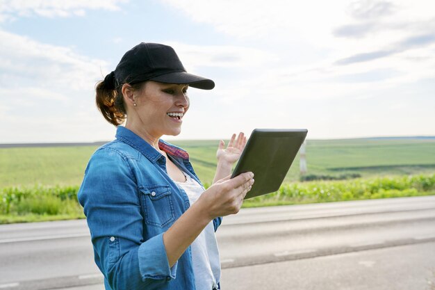 Agriculture intelligente et agriculture numérique ouvrière agricole avec tablette numérique