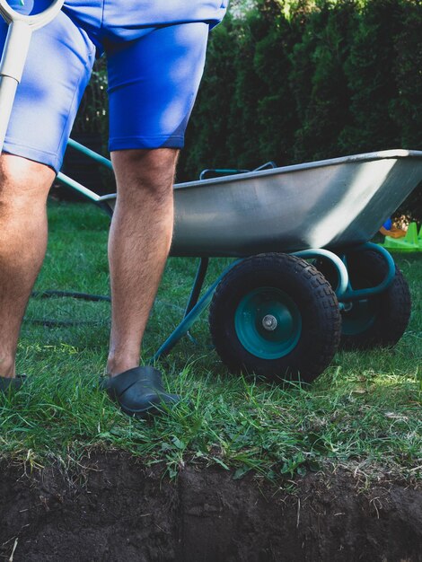 Agriculture jardinage agriculture et concept de personnes homme avec pelle creusant jardin ou ferme