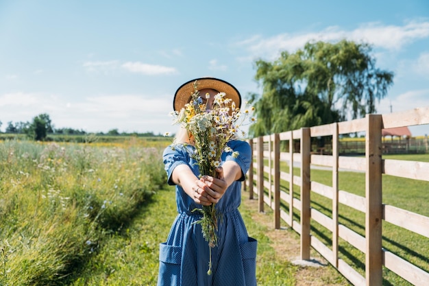 Agritourisme et visites de ferme ferme cottagecore week-end voyages à la ferme pour week-end paisible une femme dans