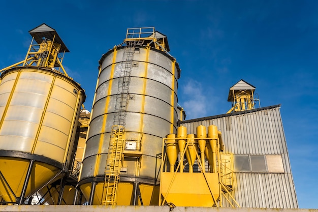 Agro silos élévateur à grains en journée d'hiver dans un champ enneigé