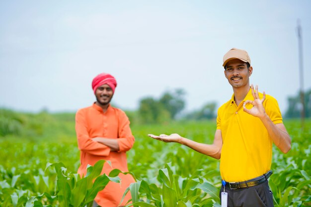 Agronome indien avec agriculteur sur le terrain de l'agriculture verte.