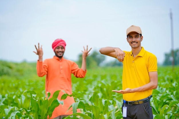 Agronome indien avec agriculteur sur le terrain de l'agriculture verte.