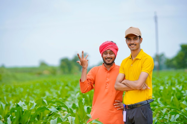 Agronome indien avec agriculteur sur le terrain de l'agriculture verte.