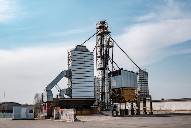 Agrotransformation et usine de fabrication pour la transformation et les silos d'argent pour le nettoyage à sec et le stockage des produits agricoles farine céréales et grains Élévateur à grenier