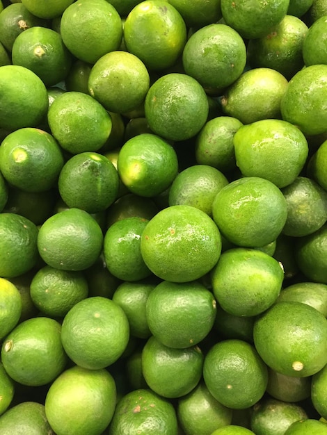 Agrumes de citron vert au marché aux fruits