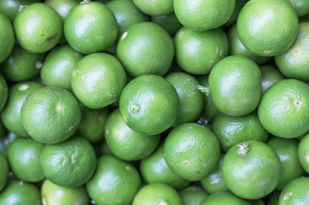Photo agrumes citron vert dans le panier