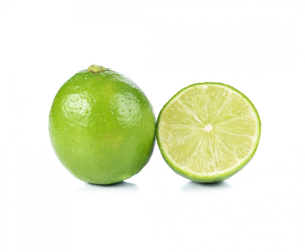 Agrumes citron vert sur fond blanc